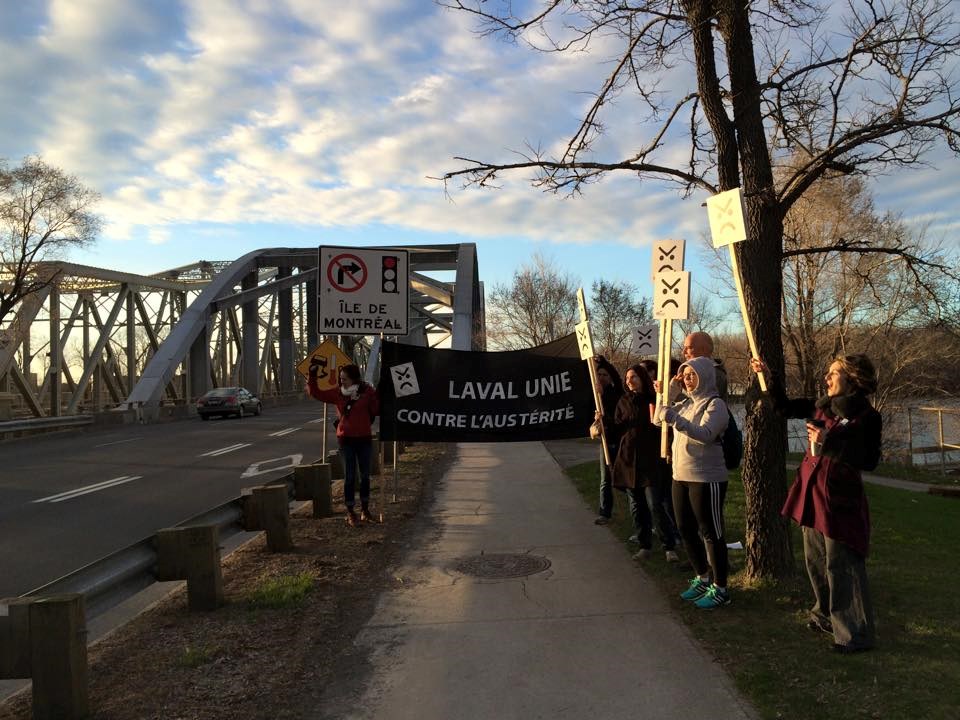 Des membres de la Coalition lavalloise contre l'austérité se sont rassemblés aux abords du pont Lachapelle, vendredi matin.
