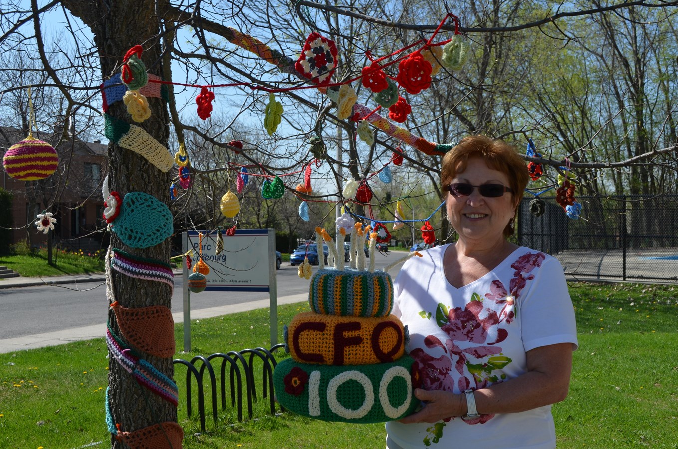 Mme Boudreau a fait un gâteau en crochet pour les 100 ans des Cercles des Fermières du Québec.