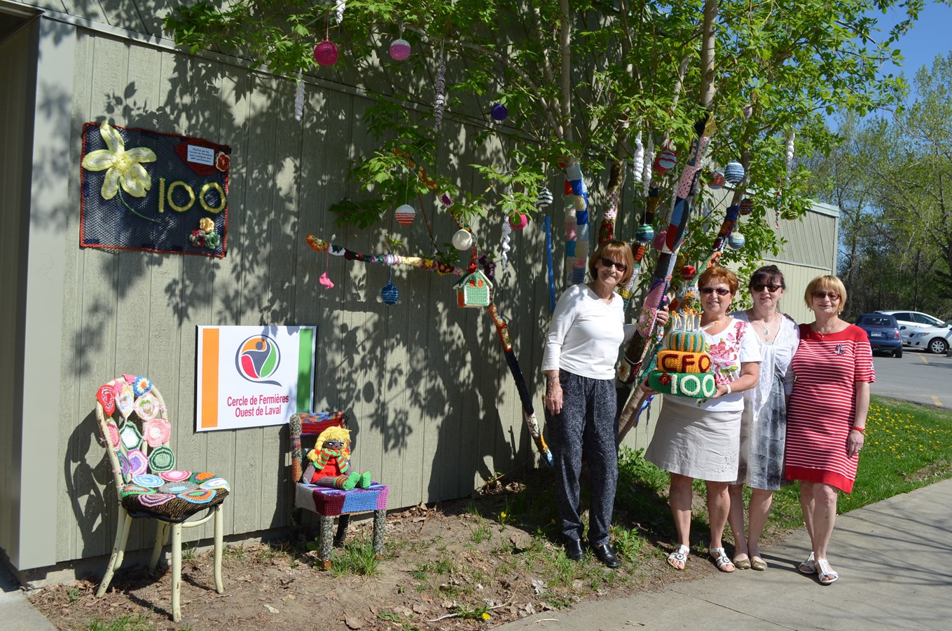 Toutes les décorations ont été réalisées en crochet et tricot par les membres du cercle de l'Ouest de Laval.