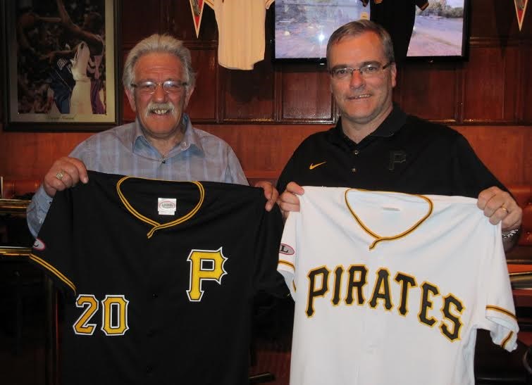 de gauche à droite, Jacques Continelli, président des Pirates de Laval et Daniel Brodeur, Directeur-gérant et entraîneur-chef des Pirates.