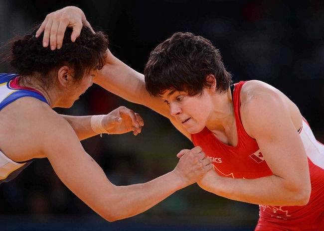 La lutteuse Martine Dugrenier accroche son maillot