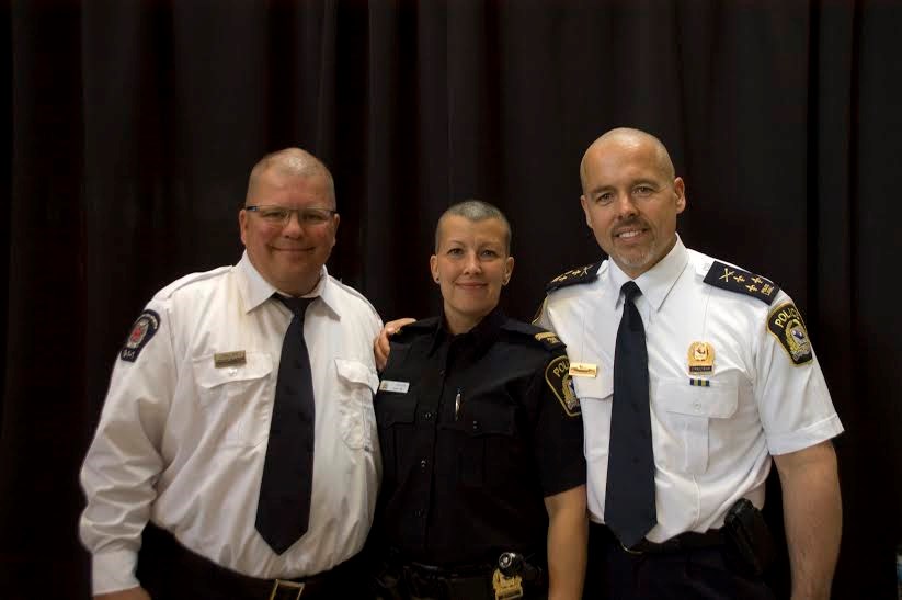 Des policiers rasés pour la bonne cause