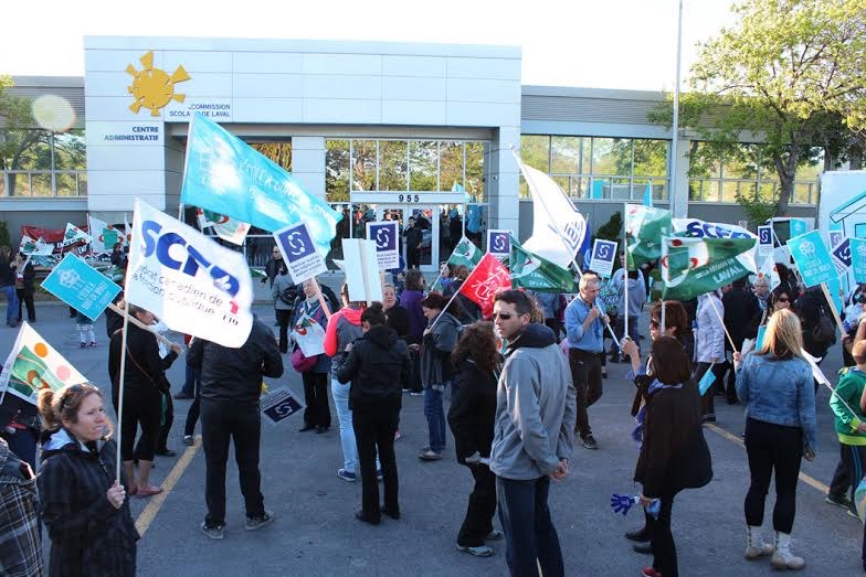 Quatre syndicats s'étaient donnés rendez-vous devant la commission scolaire.