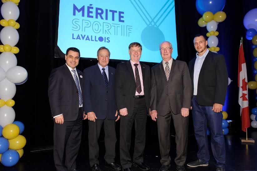 David De Cotis, vice-président du comité exécutif, Jacques Saint-Jean, conseiller municipal du quartier de Saint-François, Marc Demers, maire de Laval, Pierre Gervais, président de Sports Laval, et Martin Bédard, invité d’honneur et joueur des Alouettes de Montréal.