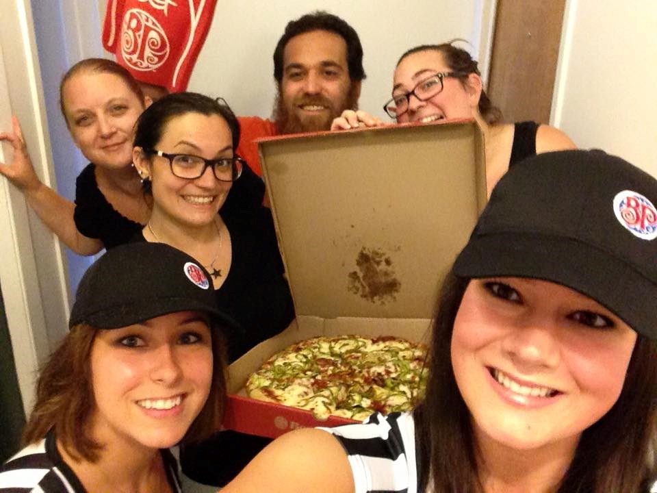 Boston Pizza Centropolis sillonne les rues de Laval pour souhaiter la bienvenue à ses nouveaux voisins!