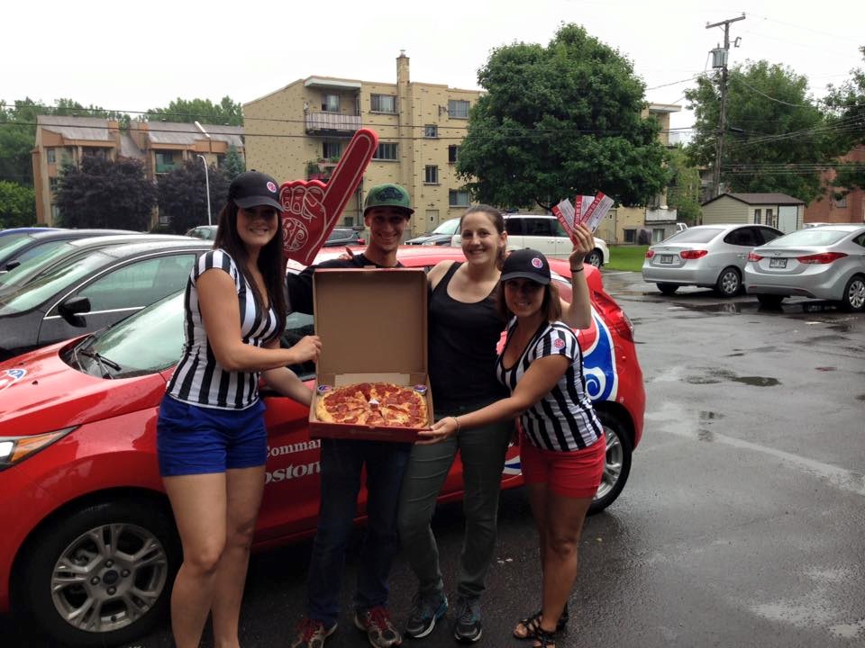 Boston Pizza Centropolis sillonne les rues de Laval pour souhaiter la bienvenue à ses nouveaux voisins!