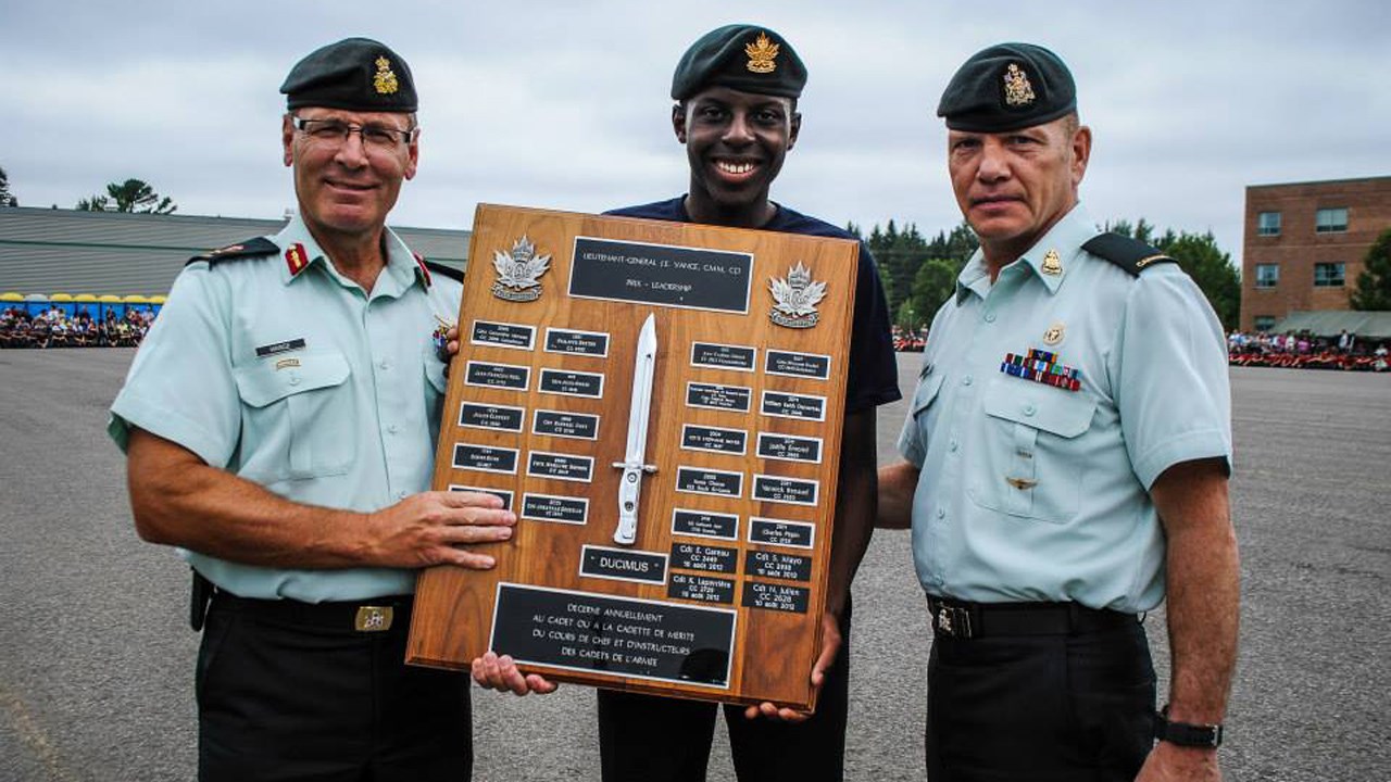Le cadet Makhly Delva récompensé lors du camp des cadets de Valcartier