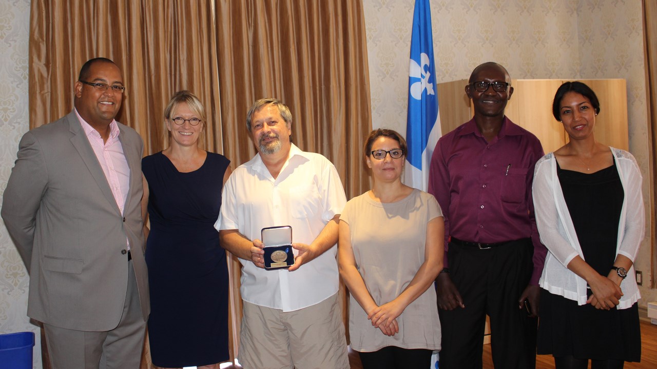 L'organisme l'Entraide a reçu la médaille de l'Assemblée nationale pour sa collaboration avec le ministère de l'Immigration