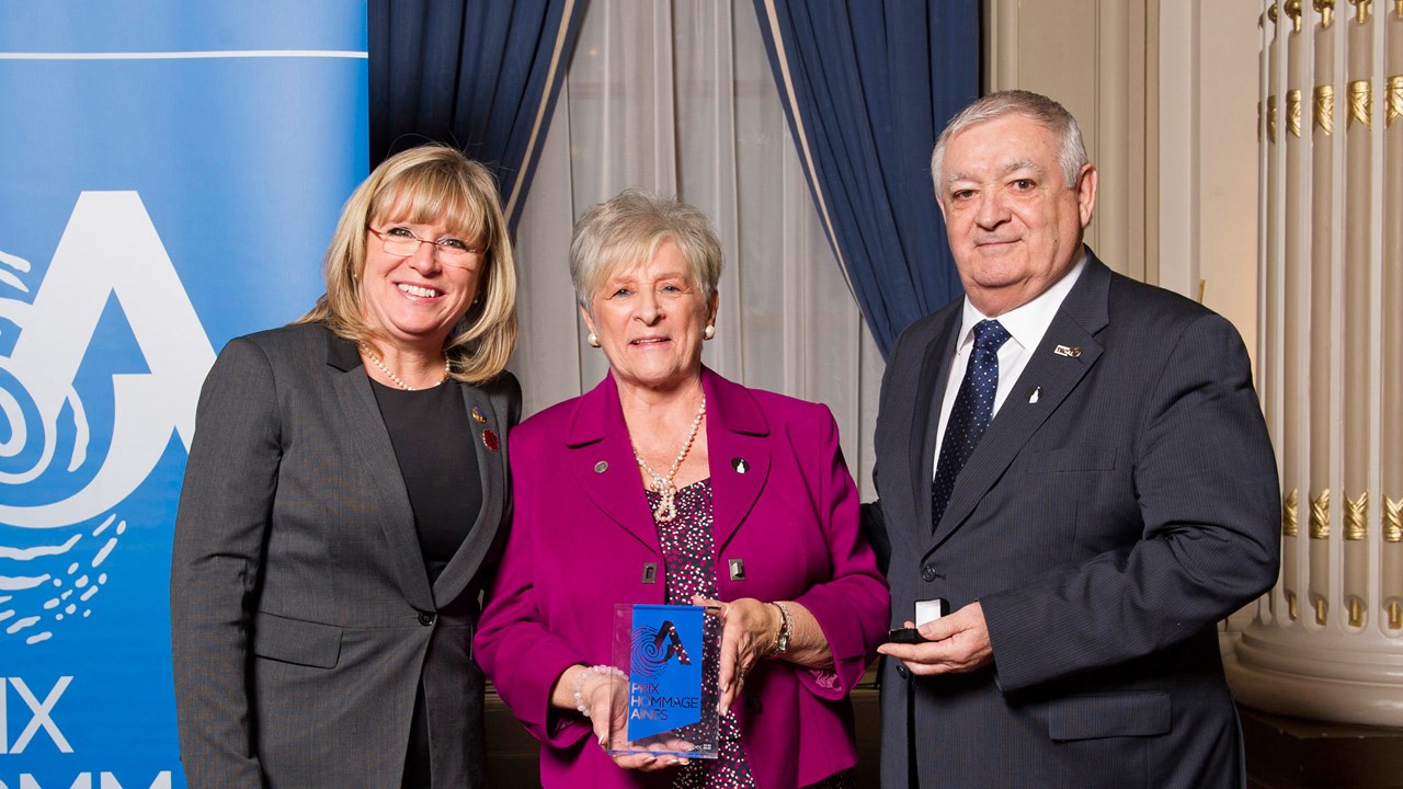 Francine Charbonneau souligne le bénévolat de la lauréate du prix Hommage aînés 2015