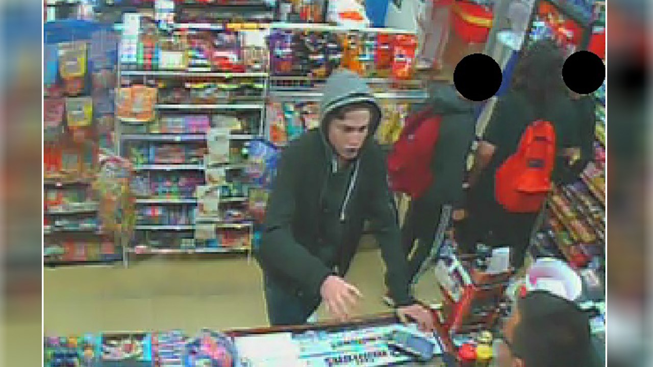 Le suspect 2 est un jeune homme d'environ 18 ans qui mesure 1,75 m. Il pèse aux alentours de 70 kg.