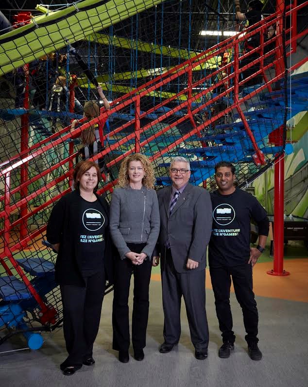 De gauche à droite: Mélanie Vanier (assistante gérante de MAZE N’GAMES),
Geneviève Roy (présidente-directrice générale de Tourisme Laval), Raynald Adams (conseiller municipal quartier Renaud et membre du comité exécutif de la Ville de Laval) ainsi que Jeff Sabapathy (gérant de MAZE N’GAMES)