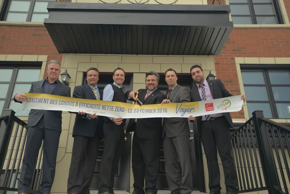 De gauche à droite: Martin Cormier (Directeur-général de l'APCHQ Montréal métropolitain), Salvatore Ciarlo (gestionnaire des services techniques d’Owens Corning Canada), Pascal Voyer (Copropriétaire de Construction Voyer), Angelo Iacono (député d’Alfred-Pellan), Jean-François Voyer (Copropriétaire de Construction Voyer) et Ray Khalil (conseiller municipal de Laval).