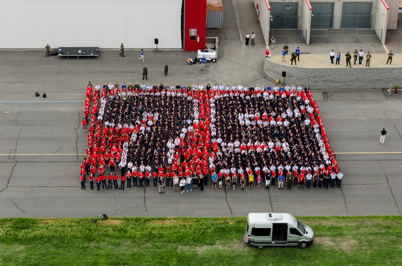 Le clos du spectacle de la Journée de l’aviation était sans contredit la photo aérienne, en l’honneur du 75e anniversaire de la Ligue des cadets de l’Air du Canada, auquel les cadets de Laval ont pris part.