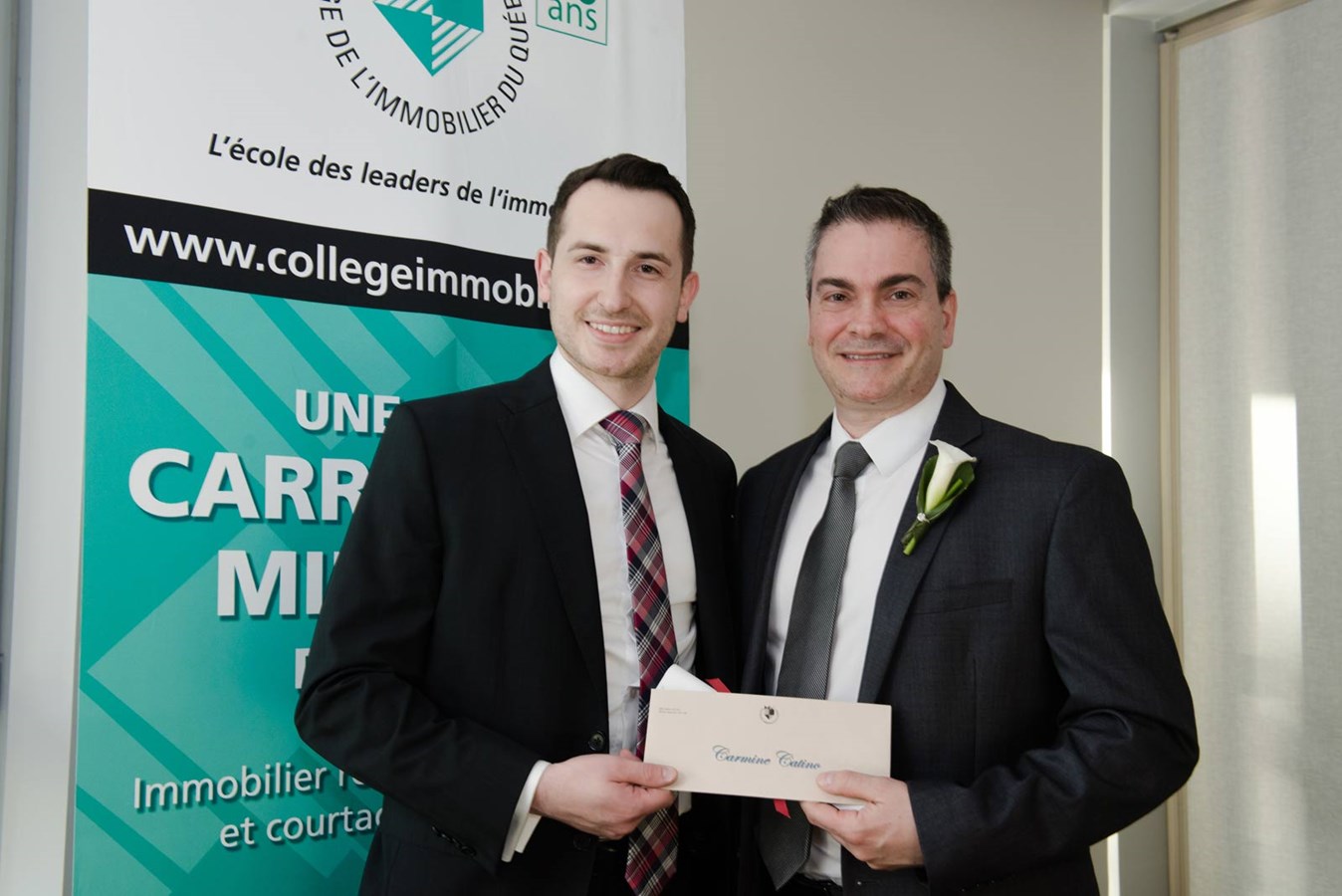 Monsieur Jérémie Bouchard (à gauche), directeur en audit, remet la bourse d’excellence KPMG à Monsieur Carmine Catino (à droite), courtier immobilier commercial chez Keller Williams Dynamik (Laval) dans le cadre de la Soirée d’excellence de la Fondation du Collège de l’immobilier du Québec.