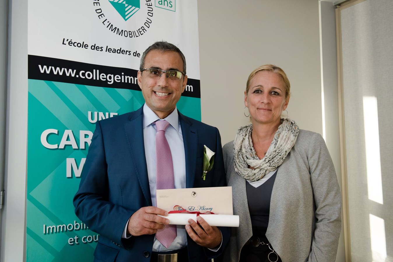 Madame Stéphane Beaulieu, vice-présidente des ventes, Québec, remet la bourse d’excellence Genworth Canada à Monsieur Jean El-Khoury dans le cadre de la Soirée d’excellence de la Fondation du Collège de l’immobilier du Québec.