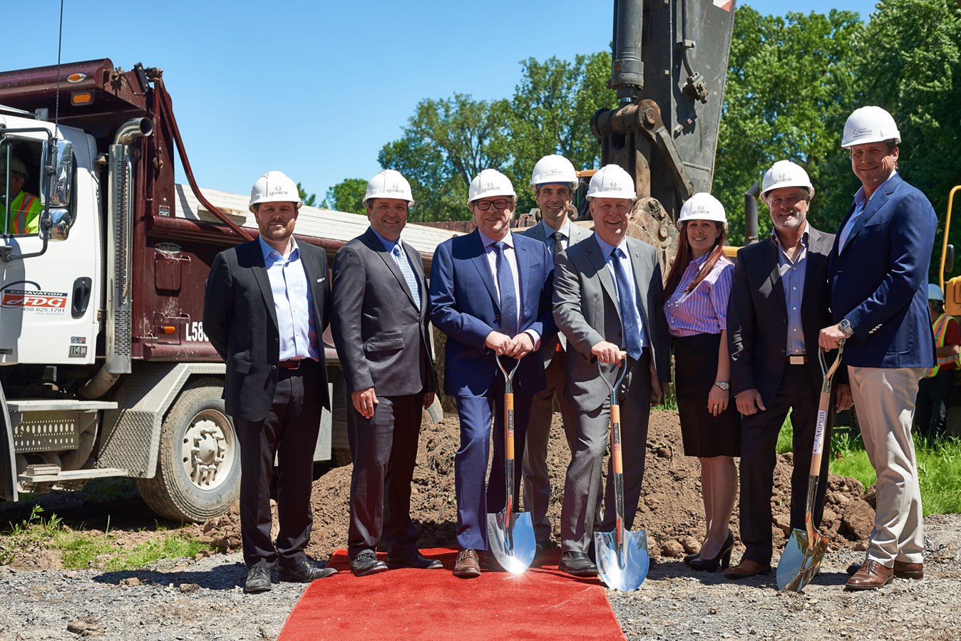 La première pelletée du projet résidentiel de prestige LL sur le Lac, un investissement de près 100 millions à Laval-sur-le-Lac