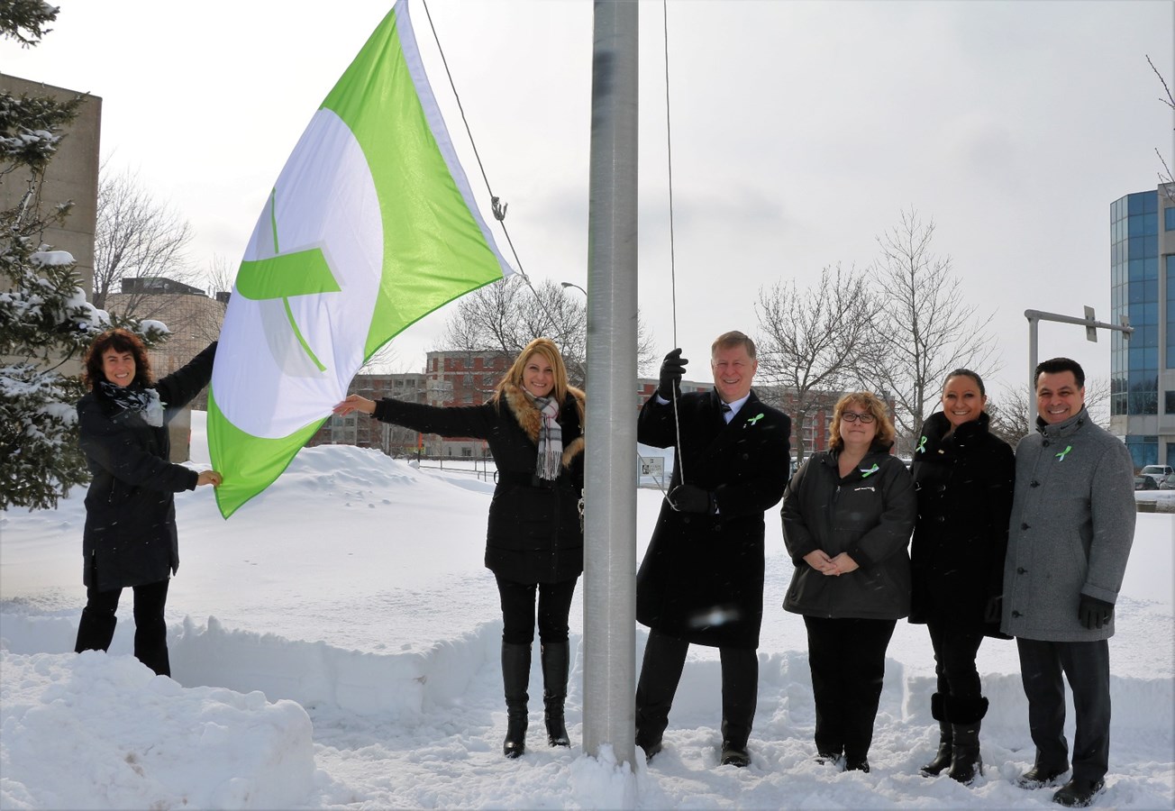 Le drapeau de la persévérance scolaire hissé à l'hôtel de ville de Laval