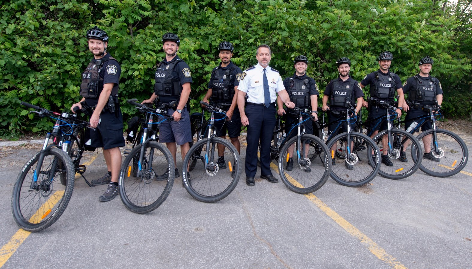 Policiers à vélo dans les rues de Laval