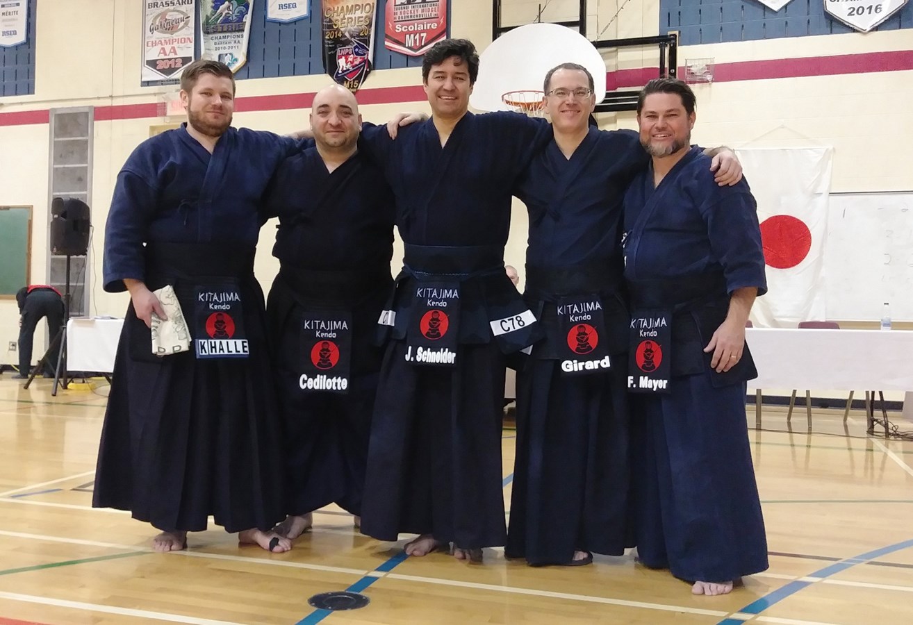 Une coupe pour le club de sportif lavallois Kitajima Kendo à sa première sortie