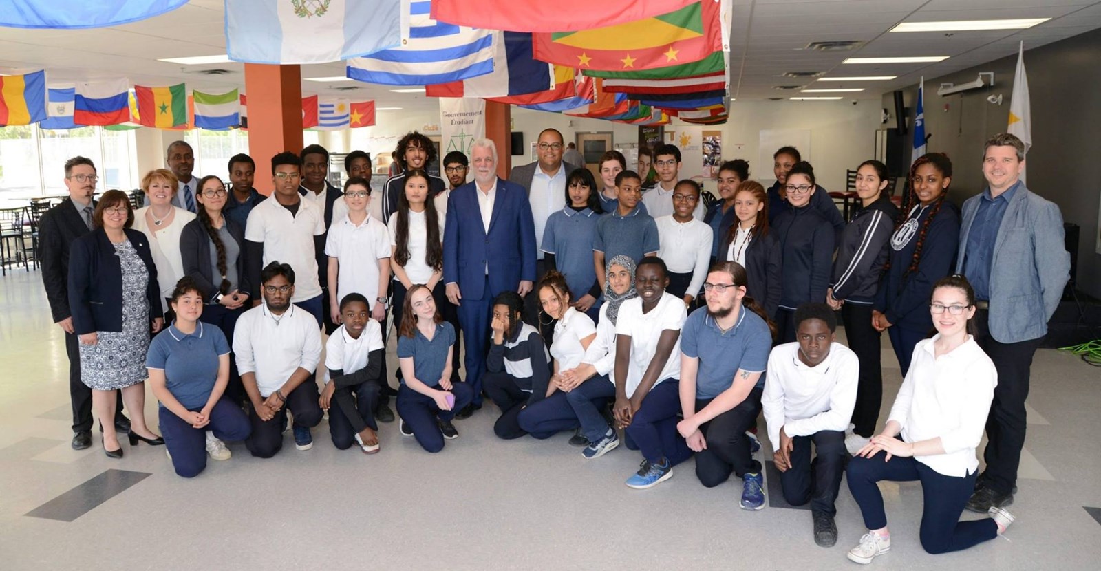 e premier ministre Philippe Couillard entouré des élèves du parlement étudiant de l’école secondaire Mont-de-La Salle, de la députée de Fabre, Monique Sauvé, du député de Laval-des-Rapides Saul Polo, de la présidente de la CSDL, Louise Lortie, du directeur général de la CSDL, Yves Michel Volcy, du directeur de l’école, Stéphane Pigeon, et de membres du personnel.

 