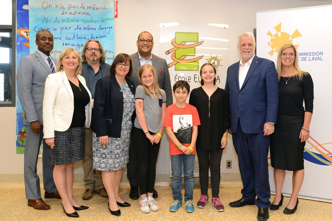  Yves Michel Volcy, directeur général de la Commission scolaire de Laval (CSDL), Céline Blanchette, commissaire de la CSDL, Christian Vaillancourt, directeur de l’école Eurêka, Louise Lortie, présidente de la CSDL, Mégane Bédard-Imonti, vice-présidente du conseil des élèves, Bechara Saba, créateur du logo de l’école Eurêka, Audrey Dionne, présidente du conseil des élèves, Philippe Couillard, premier ministre du Québec, et Janie Émond, directrice adjointe de l’école.