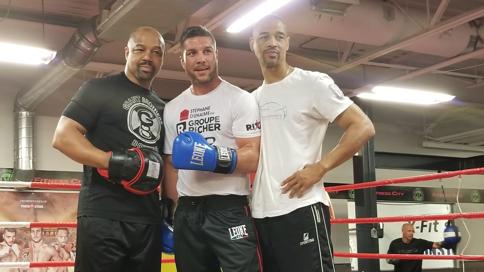 Avec ses entraîneurs, les frères Otis et Howard Grant. 