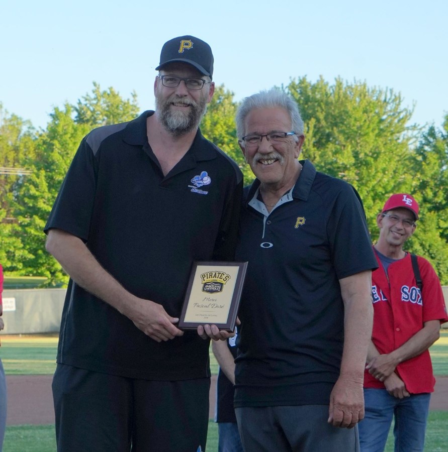 Pascal Doré recevant une plaque de la part de Jacques Continelli, président des Pirates, afin de le remercier pour sa contribution bénévole aux activités des Pirates