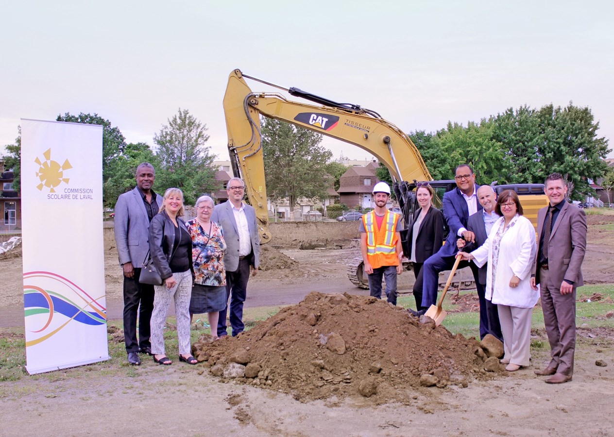 Première pelletée de terre pour la construction de la nouvelle école à Laval-des-Rapides
