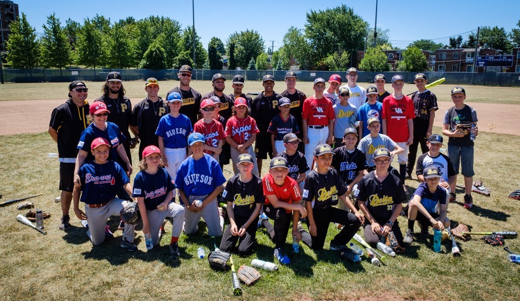 Les divisions Pee Wee, Bantam et Midget avec les joueurs des Pirates
