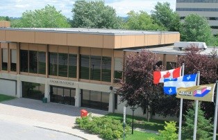 L’hôtel de ville de Laval illuminé en rouge pour souligner la Journée de l’inclusion sociale