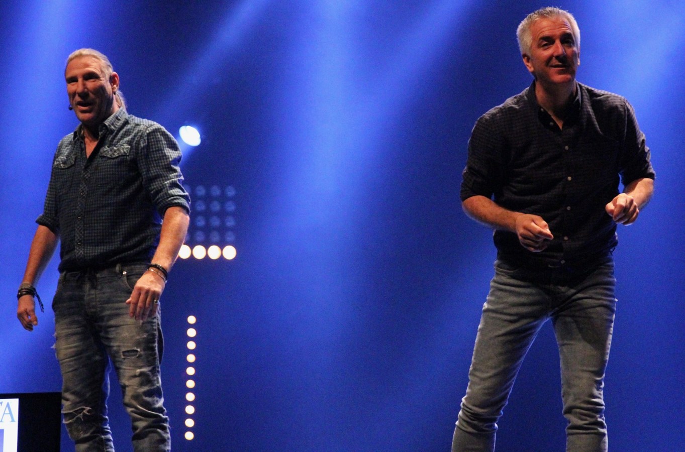 Des personnes sourdes ont la chance d'assister au spectacle de Peter Macloed