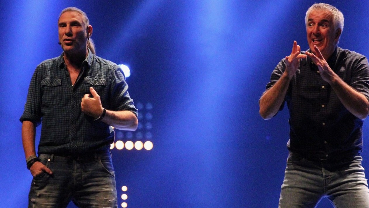 Des personnes sourdes ont la chance d'assister au spectacle de Peter Macloed