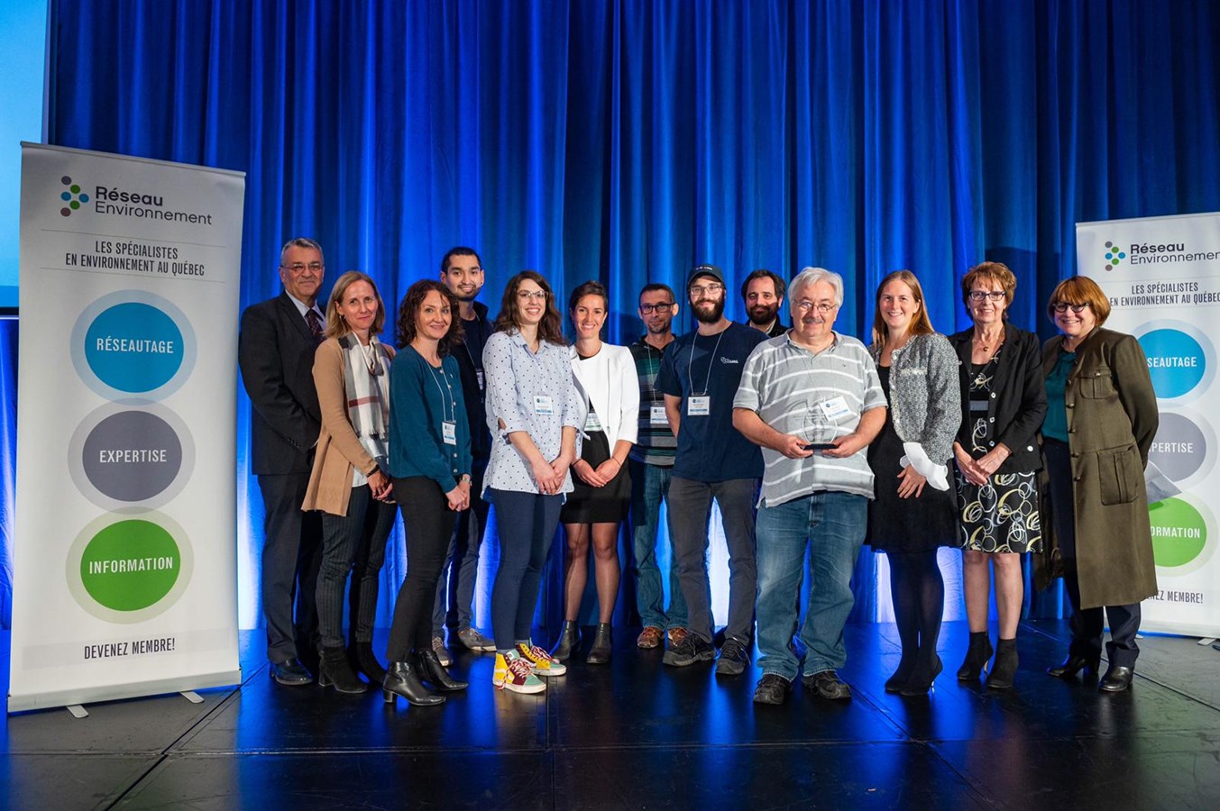 La remise du prix à la Ville de Laval. Virginie Dufour, membre du comité exécutif de la Ville de Laval est la 3e personne en partant de la droite.