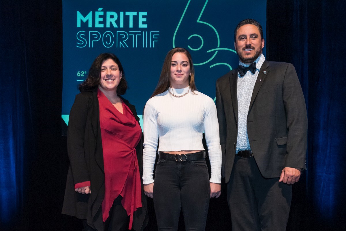 Les jeunes présents ont pu entendre un témoignage inspirant de l’invitée d’honneur de la soirée, Laurie Denommée, gymnaste internationale. Sur la photo, elle est accompagnée de Geneviève Cossette, présidente de Sports Laval et de Yannick Langlois, représentant du maire.