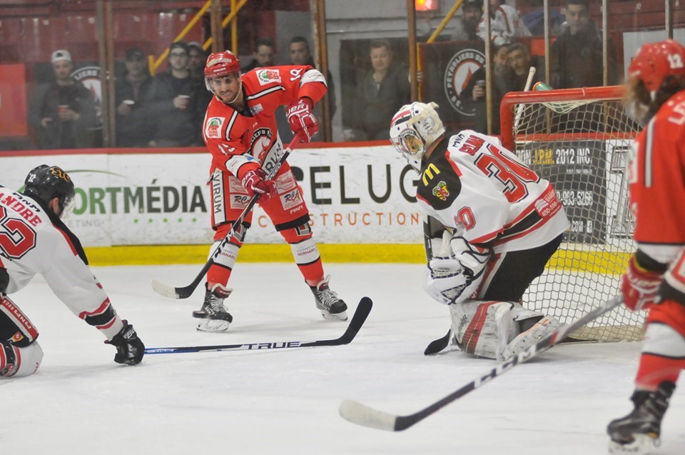 Hockey: les Pétroliers l'ont emporté face à leur ennemi, les Éperviers