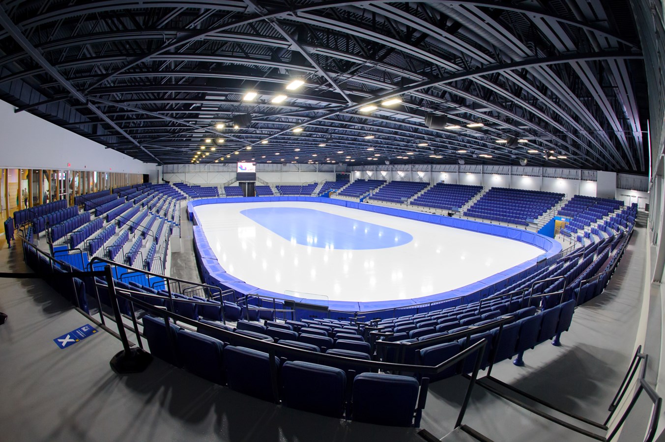 Le Centre intégré de santé et de services sociaux (CISSS) de Laval a conclu un partenariat avec Cité de la culture et du sport de Laval pour convertir la patinoire olympique de la Place Bell en site non-traditionnel, afin d'accueillir des patients en voie de guérison de la COVID-19.