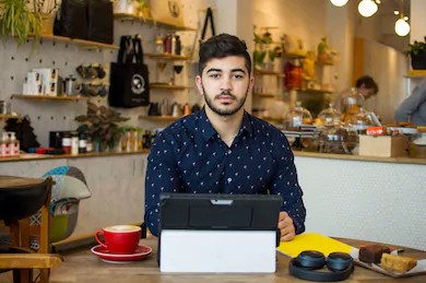 Les entrepreneurs ont été priés par le premier ministre de faire revenir leurs employés mis à pied; pour cela, la subvention salariale d'urgence qu'ils reçoivent déjà à cette fin a été prolongée par le gouvernement ce matin. 
