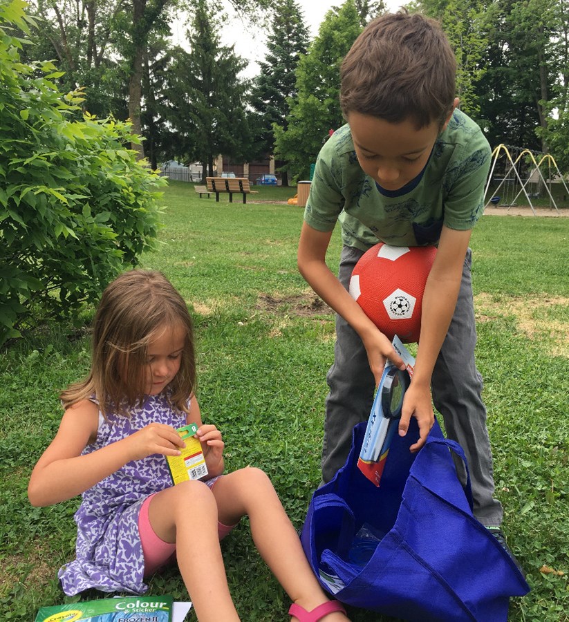 Laval fait un don de trousses d’activités et d’articles pour 5 275 jeunes