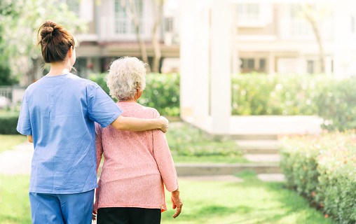 Main-d’œuvre en renfort: 305 nouveaux préposés aux bénéficiaires dans les CHSLD dès cet été
