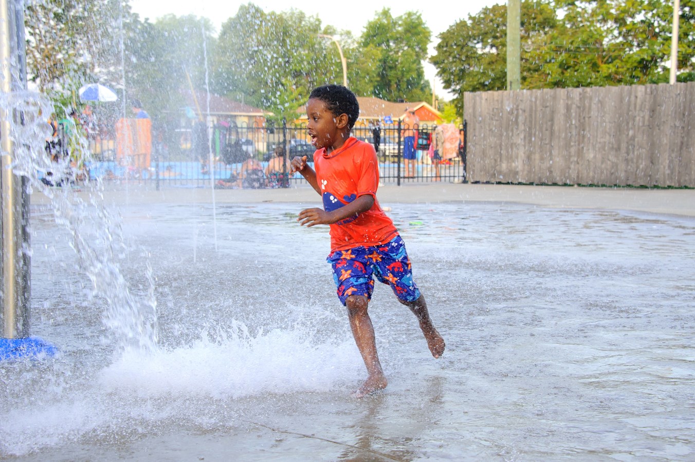 Accès à des piscines, jeux d’eau et haltes climatisées