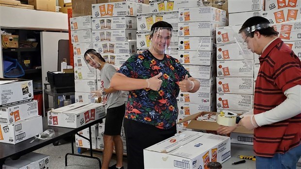 Des étudiants du Cégep Beauce-Appalaches aidant chez Moisson Beauce. 