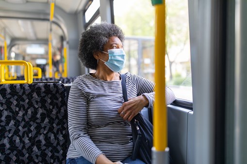 Québec rend le masque obligatoire dans les transports en commun