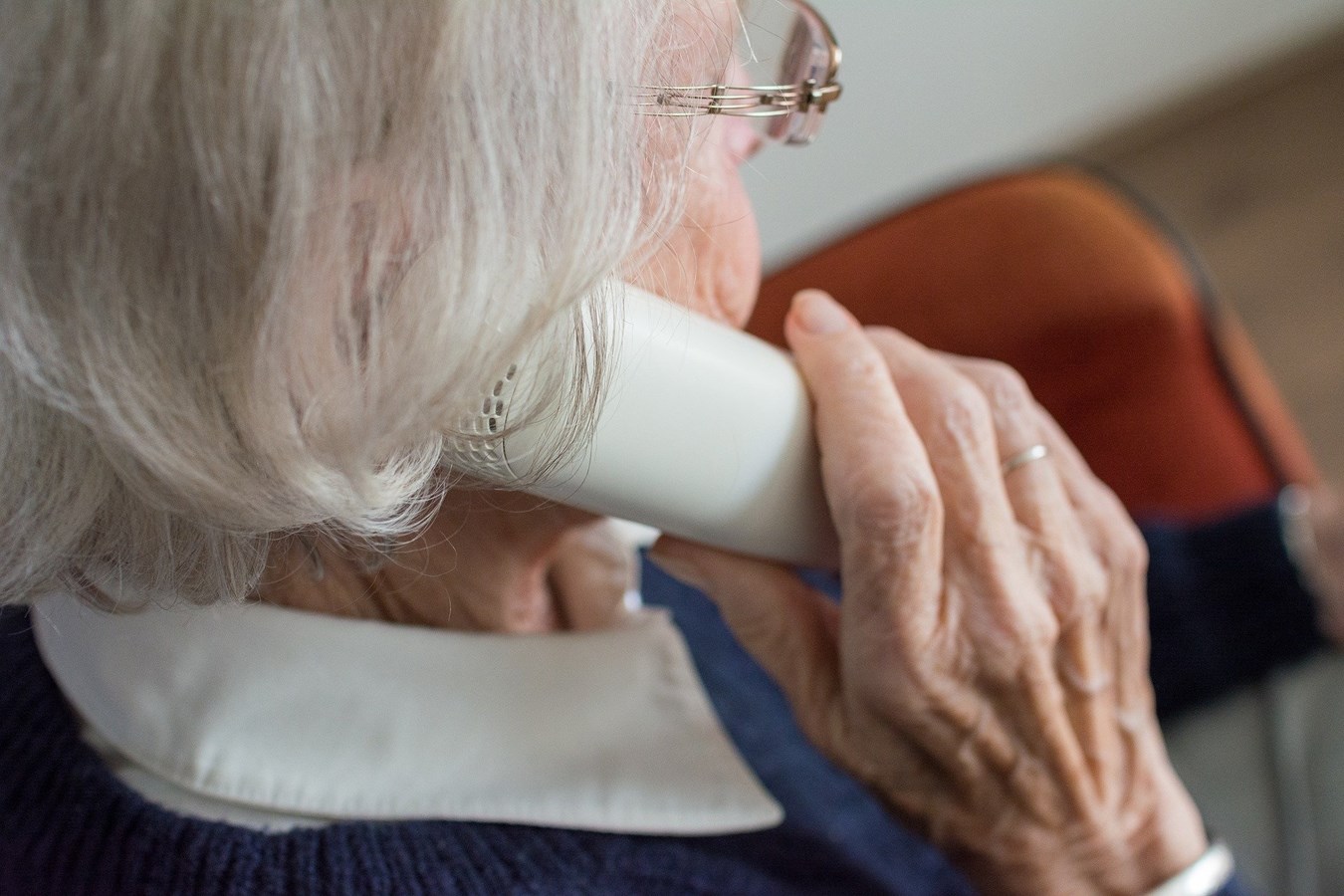 La ligne culturelle Une histoire au bout du fil propose aux personnes aînées des capsules littéraires divertissantes et accessibles. 