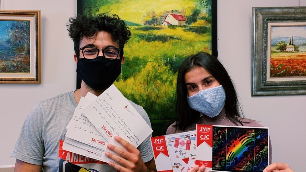 Jeunes Youth Laval connecté avec les aînés via des cartes