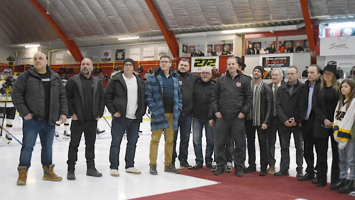 Une dizaine d’anciens joueurs des Chiefs ainsi que Michel Gaudette se sont donné rendez-vous afin d’honorer la mémoire du regretté Bob Berger. 