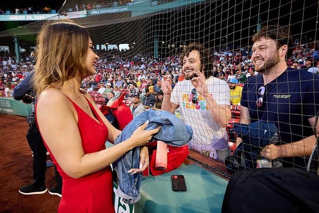 Une jeune chanteuse québécoise chante les hymnes nationaux au Fenway Park