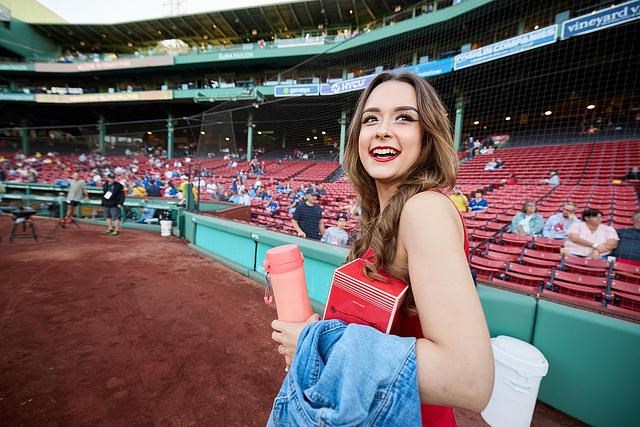Une jeune chanteuse québécoise chante les hymnes nationaux au Fenway Park