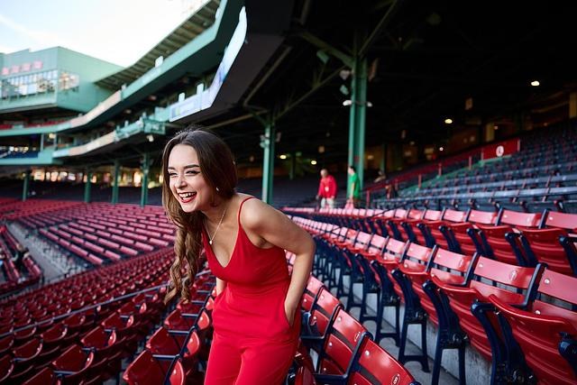 Une jeune chanteuse québécoise chante les hymnes nationaux au Fenway Park