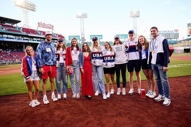 Une jeune chanteuse québécoise chante les hymnes nationaux au Fenway Park
