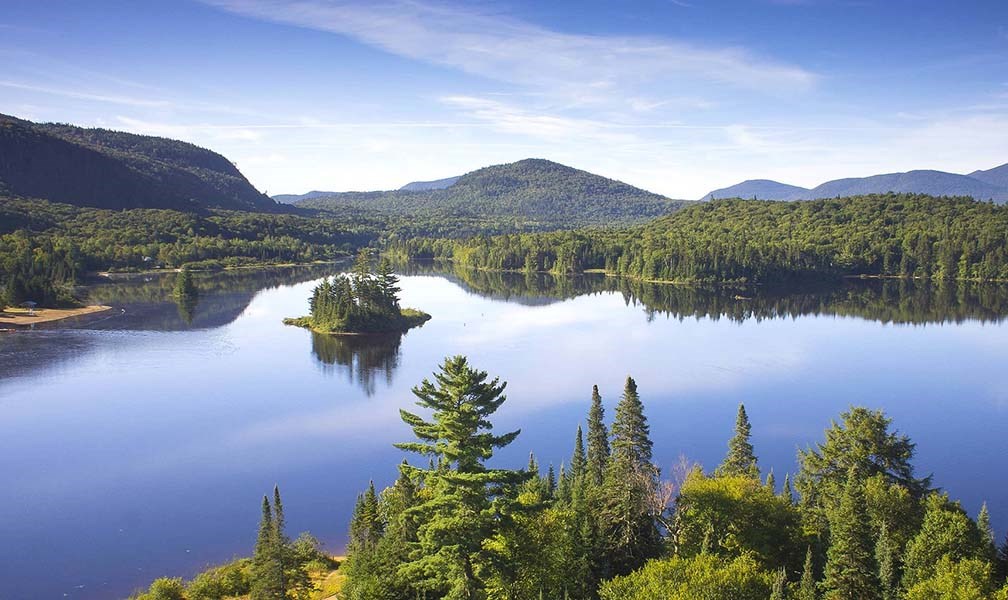 Louer un chalet dans les Laurentides : entre nature grandiose et confort absolu